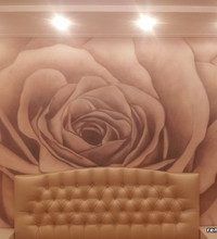 Рисунок розы на стене в спальной